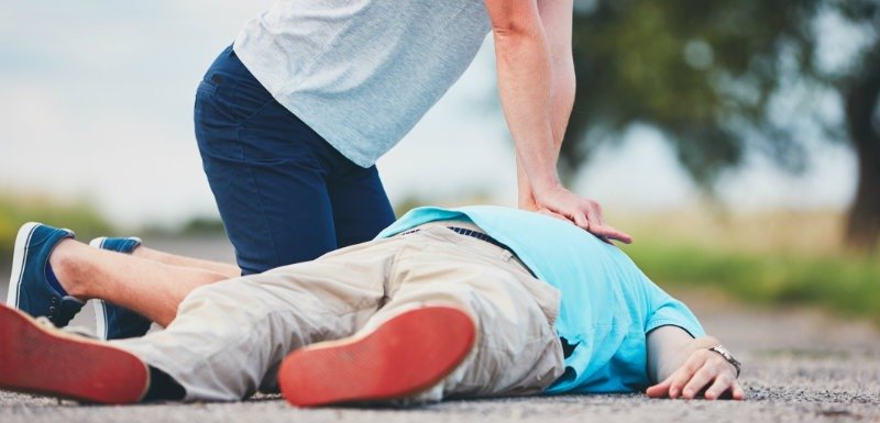 L'importance cruciale d'avoir un défibrillateur cardiaque dans chaque entreprise. Personne faisant un massage cardiaque avec un défibrillateur cardiaque.
